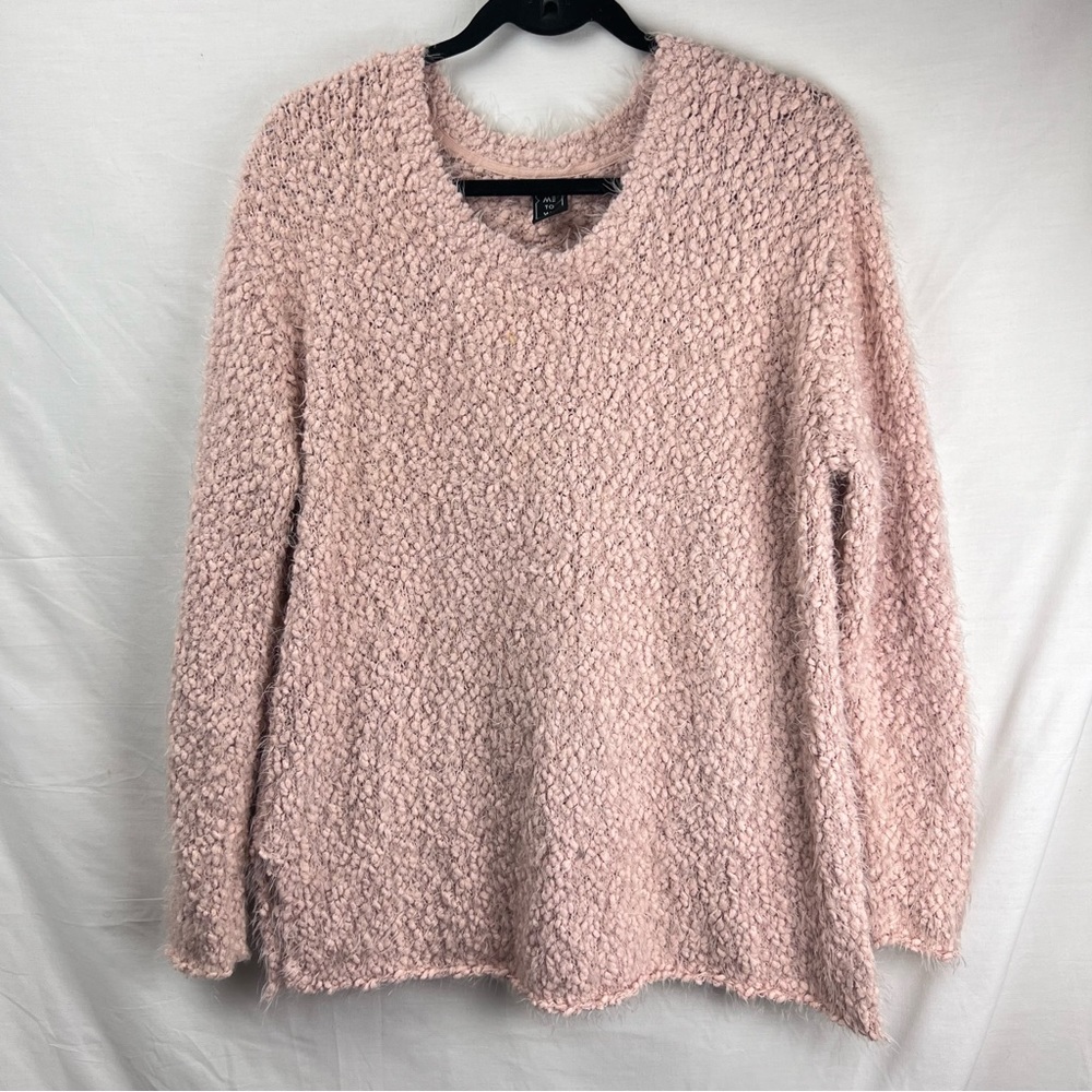 Me to We Women’s Blush Pink Fuzzy Soft Boucle Sweater Scoop Neck Size S - Picture 2 of 9